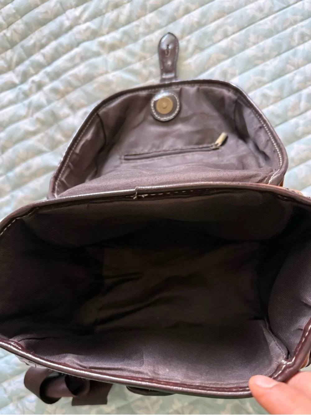 Brown Leather Camera Bag Strap lt doesn’t have the black compartment